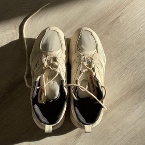 Reebok chunky dad shoe sneaker